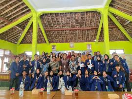 Mahasiswa PLK UNY mengabdi